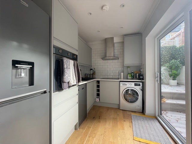 Flat Hurst Street in Greater London