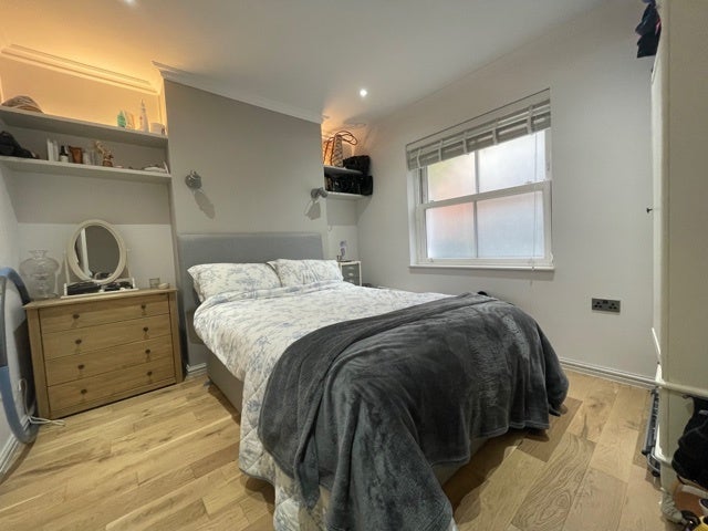 Flat Hurst Street in Greater London