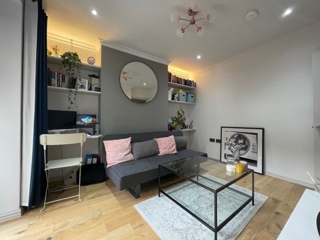 Flat Hurst Street in Greater London