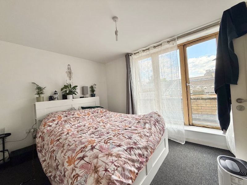 Flat Hendre Road in Greater London
