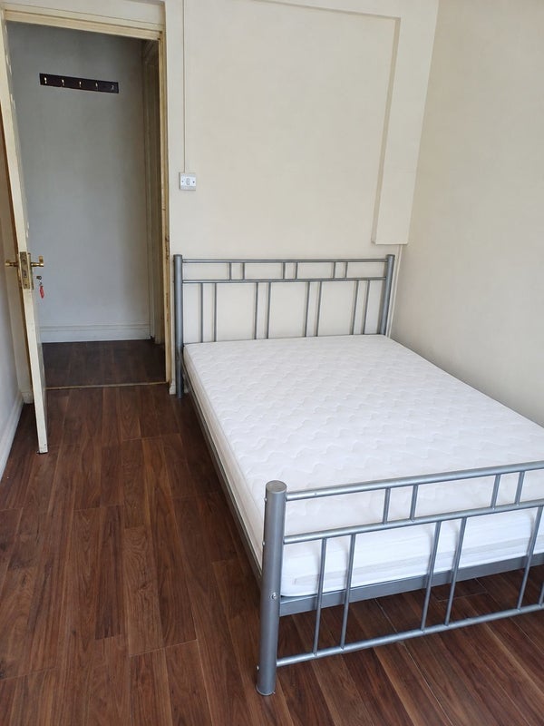 Room Brook's Road in Greater London