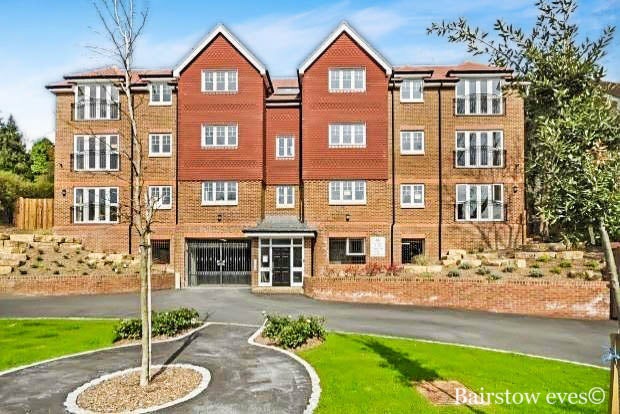 Flat Plough Lane in Greater London