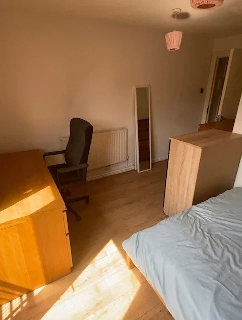 Room Ashton Street in Greater London