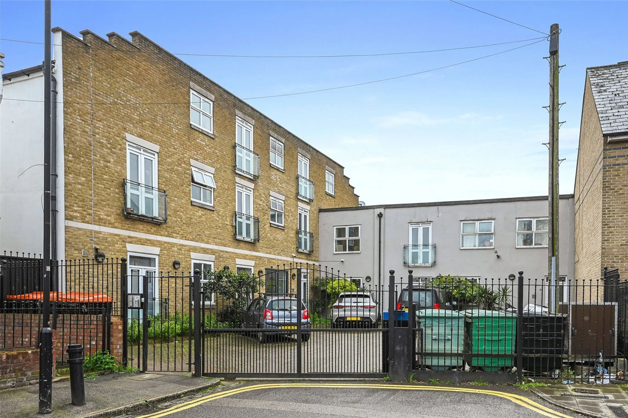 Flat Somerford Grove in Greater London