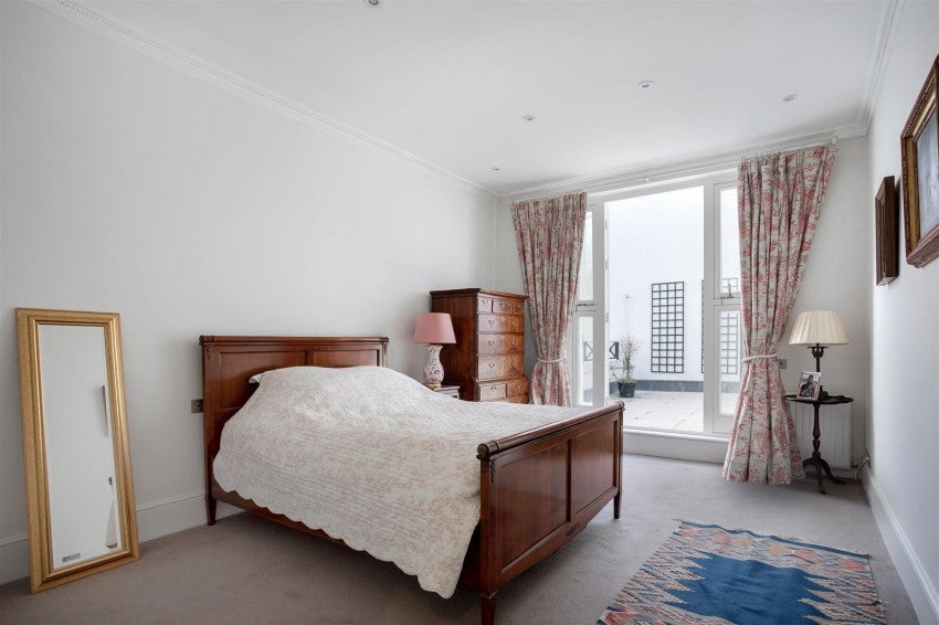 Flat Cranley Gardens in Greater London