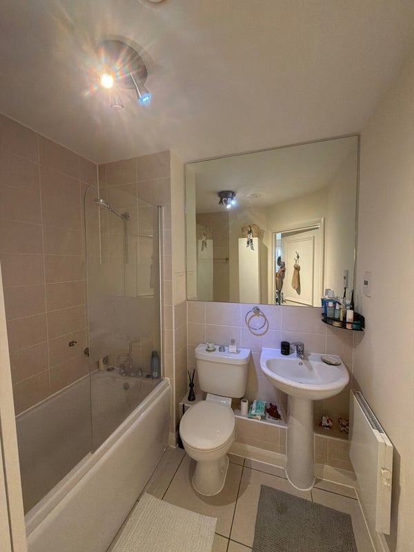 Room Wellington Street in Slough
