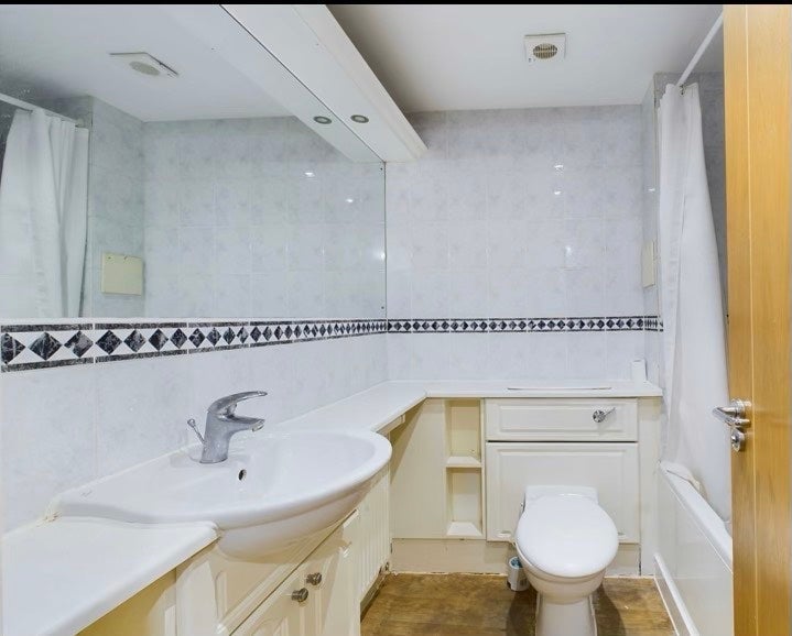 Room Newport Avenue in Greater London