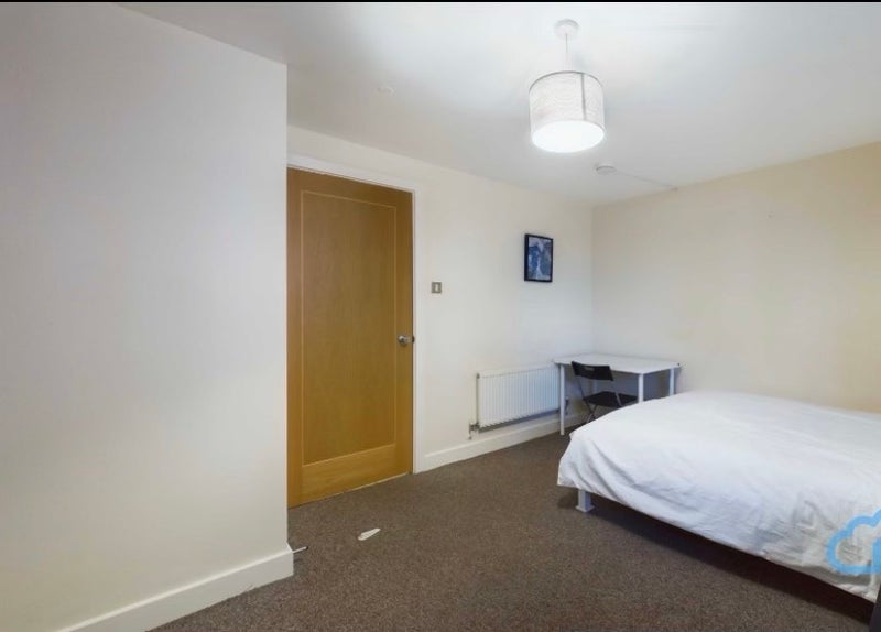 Room Newport Avenue in Greater London