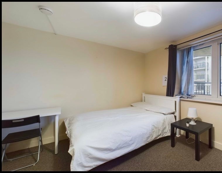 Room Newport Avenue in Greater London