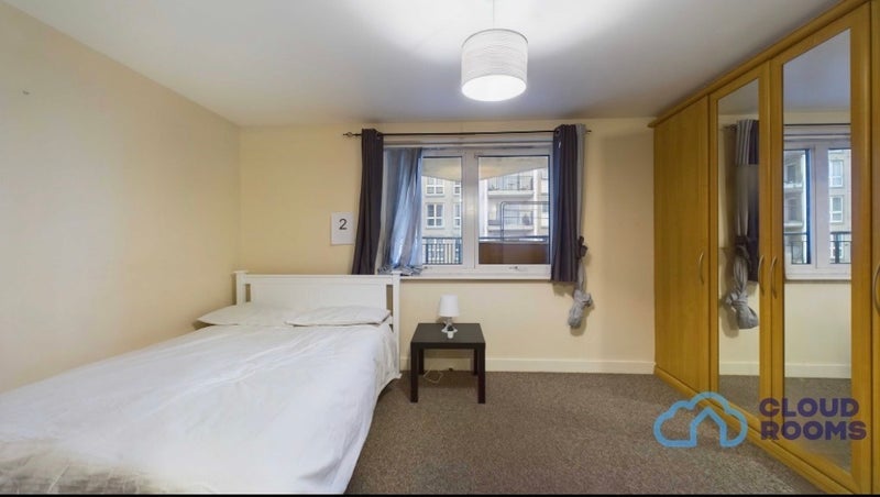 Room Newport Avenue in Greater London