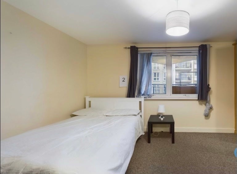 Room Newport Avenue in Greater London