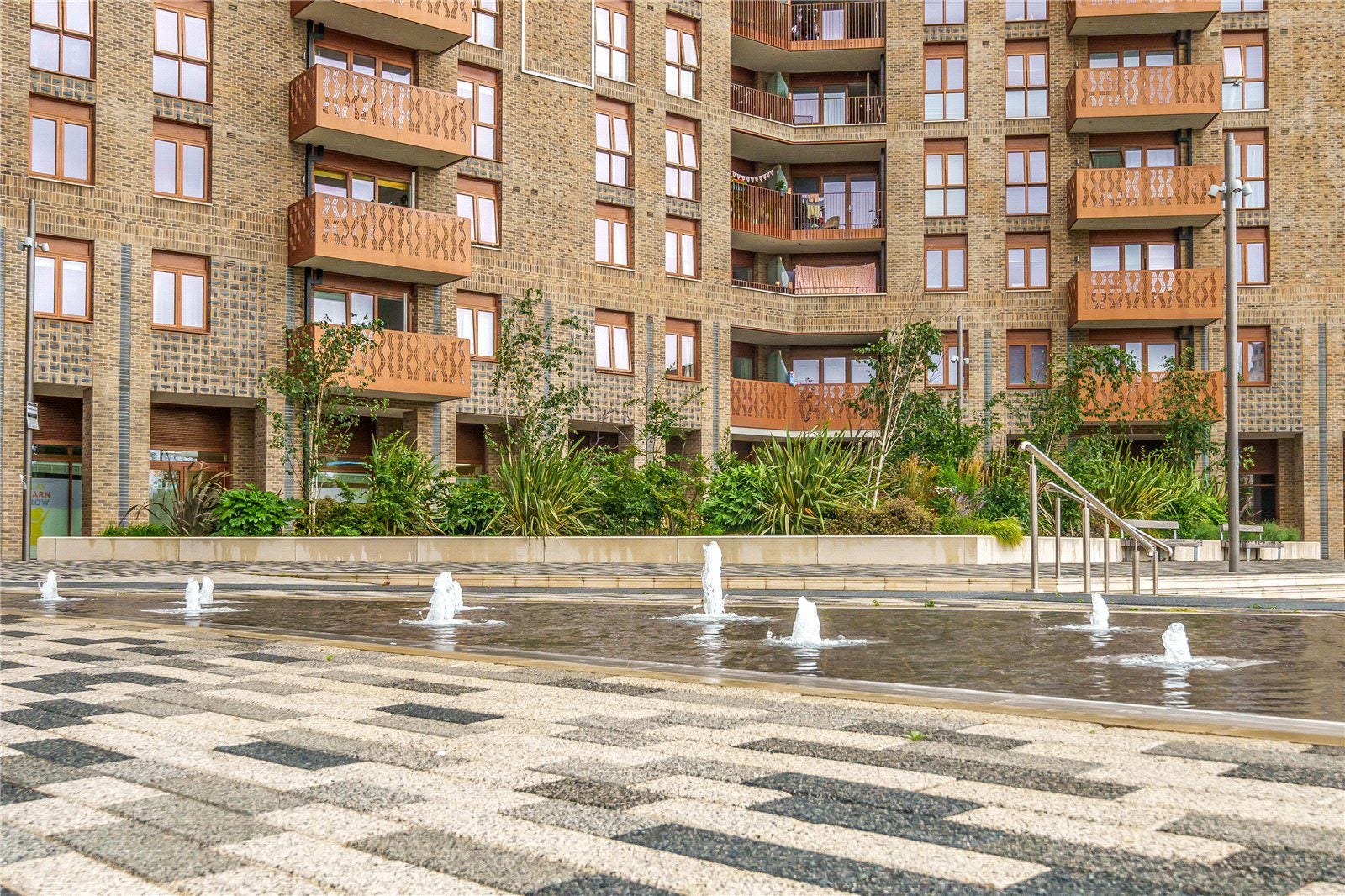 Flat Fresh Wharf Road in Greater London