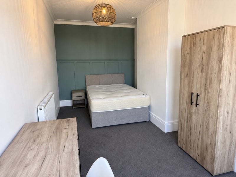 Room Fishponds Road in Bristol