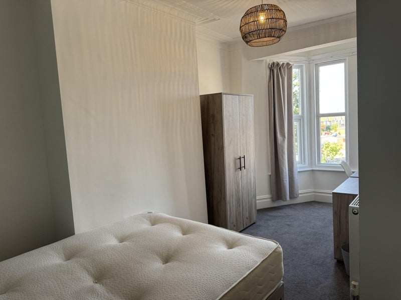 Room Fishponds Road in Bristol