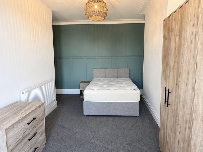 Room Fishponds Road in Bristol