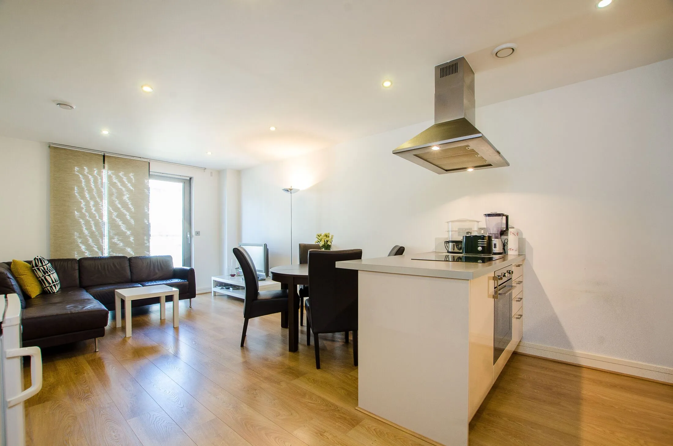 Flat Thomas Road in Greater London