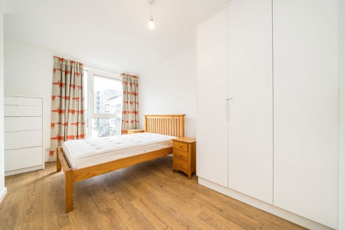 Flat Boardwalk Place in Greater London