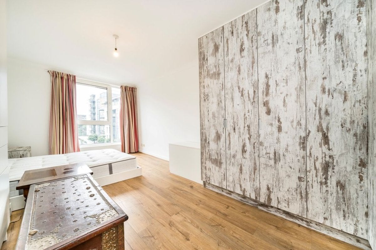 Flat Boardwalk Place in Greater London