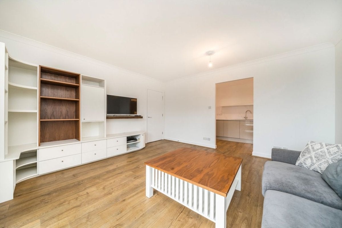 Flat Boardwalk Place in Greater London