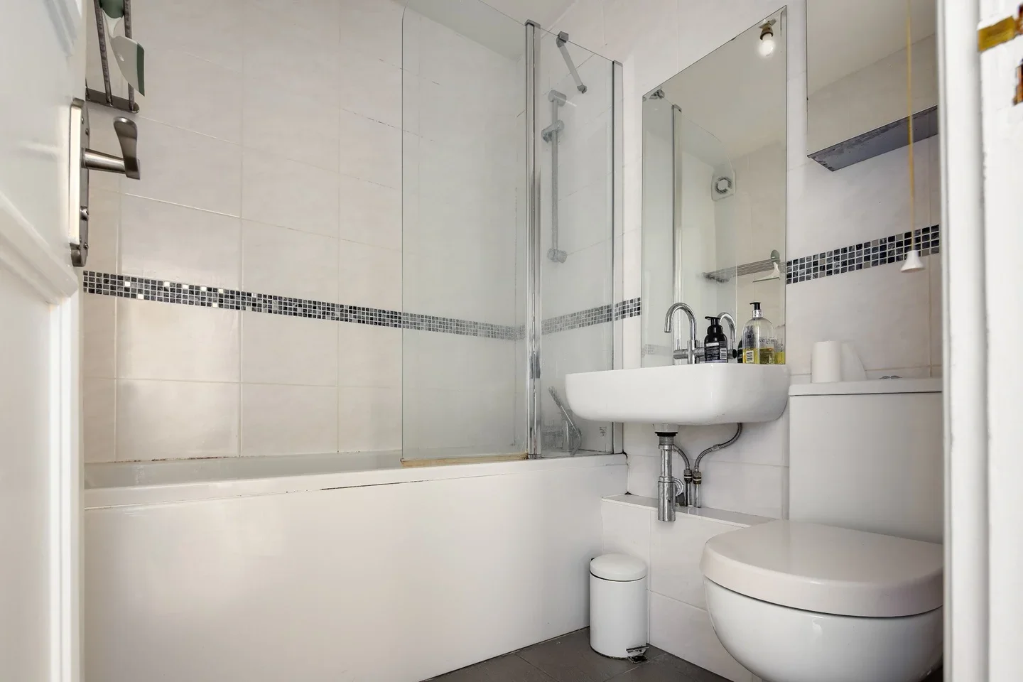 Flat Ropley Street in Greater London
