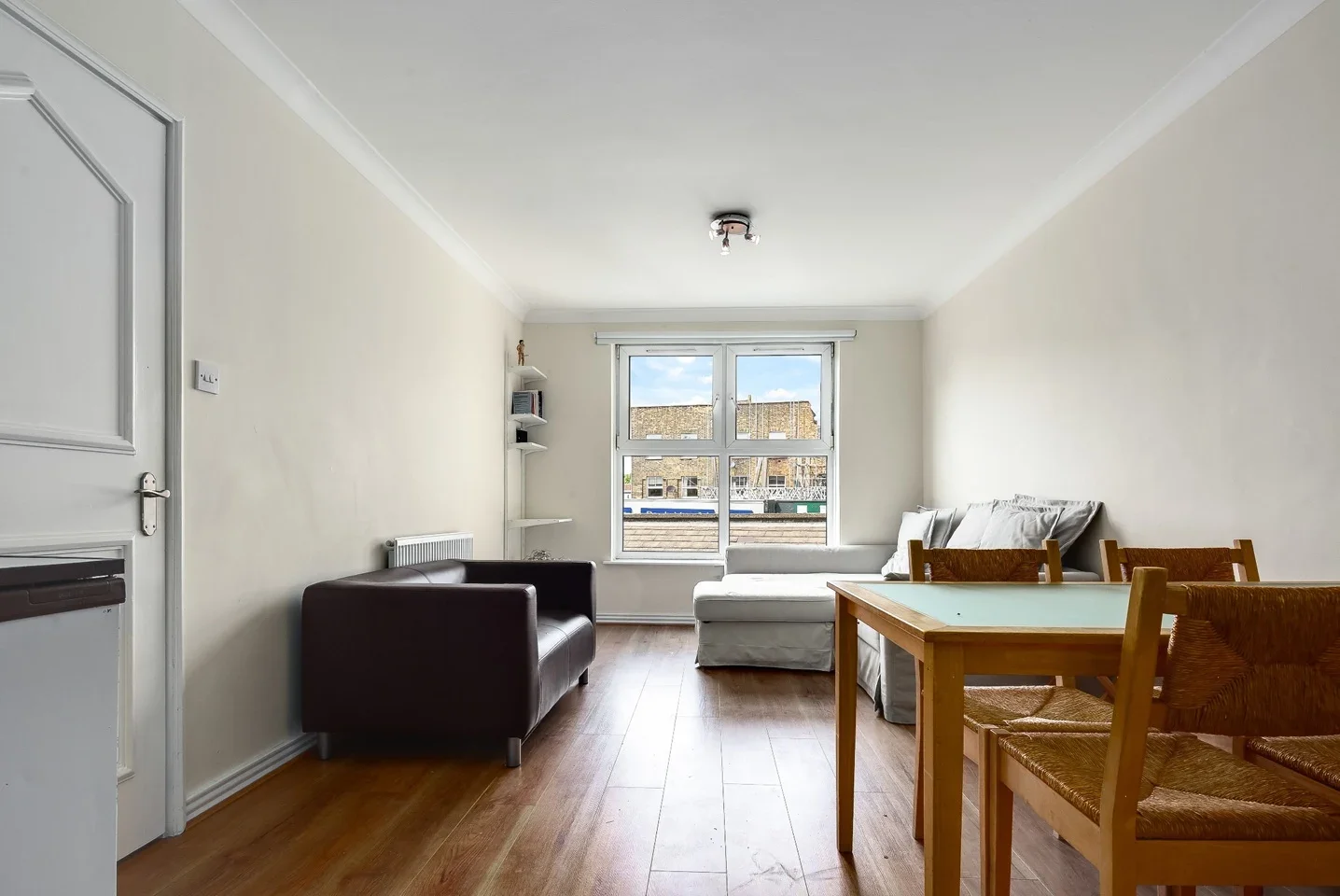 Flat Ropley Street in Greater London