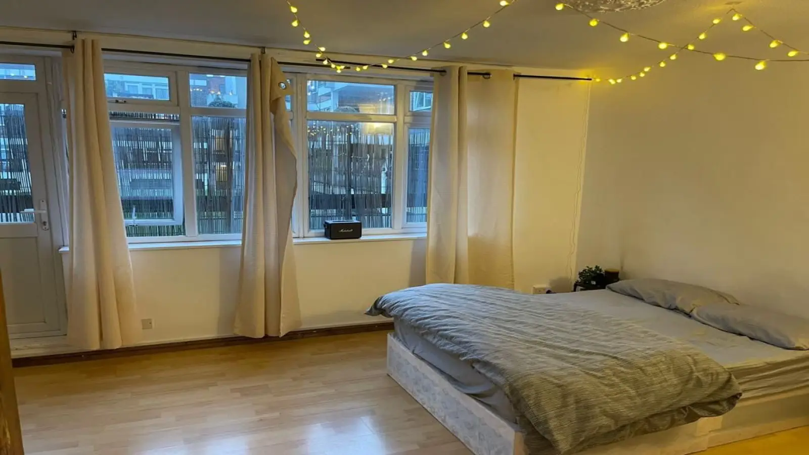 Room East Road in Greater London