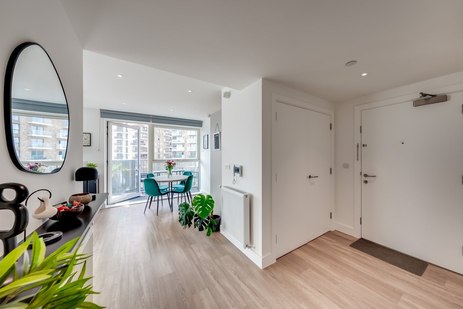 Flat Glenside Grove in Greater London