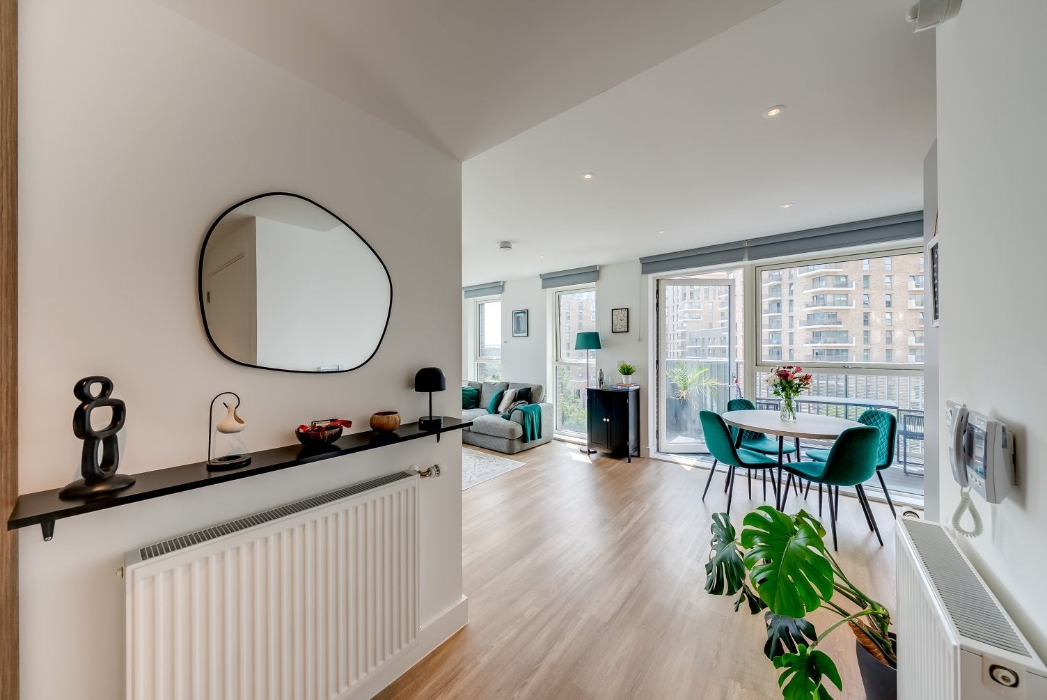 Flat Glenside Grove in Greater London