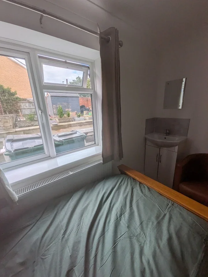 Room Buckswood Drive in Crawley
