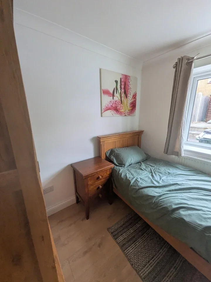 Room Buckswood Drive in Crawley