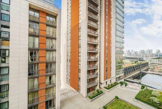 Flat Western Gateway in Greater London