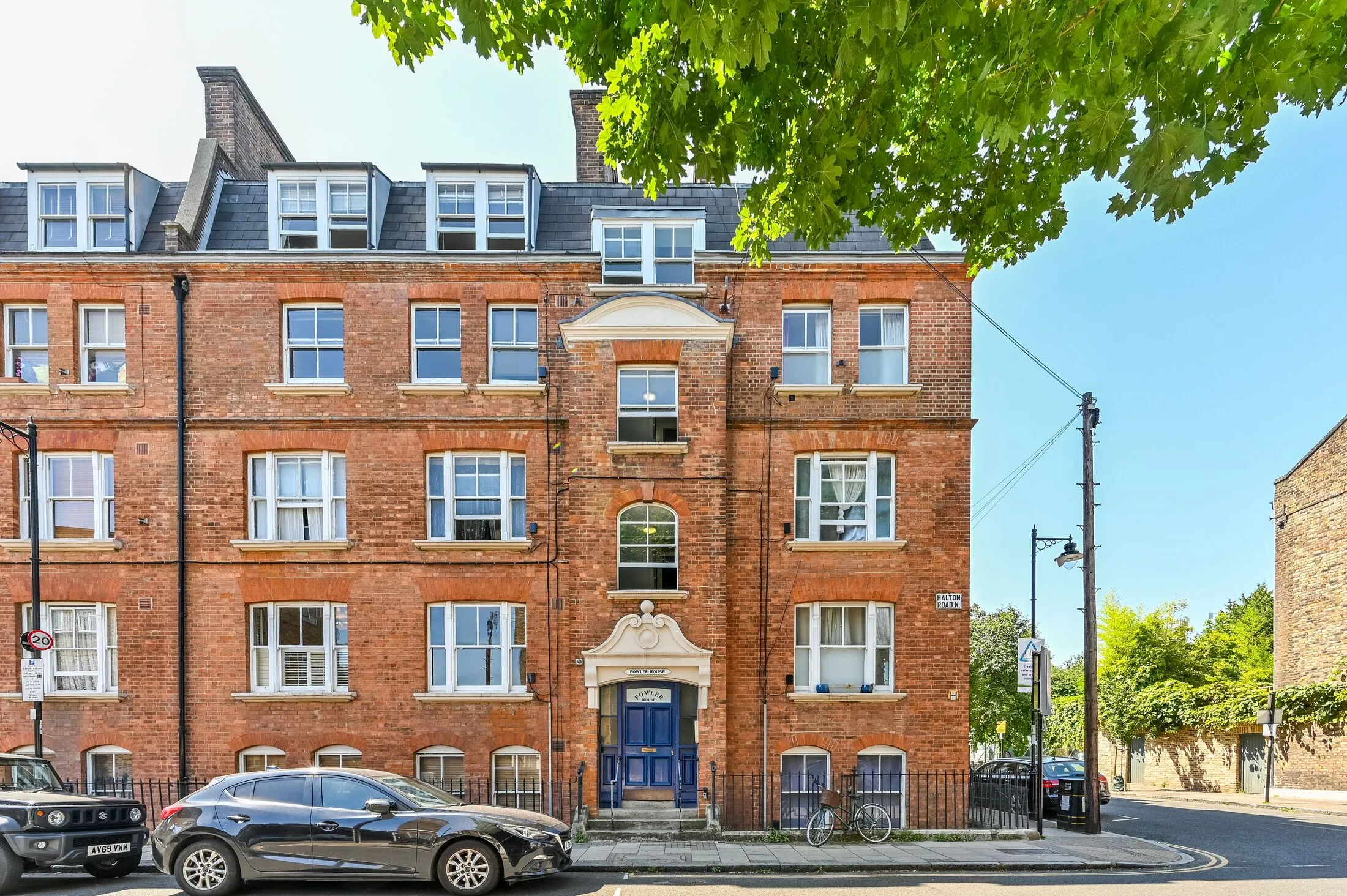 Flat Cross Street in Greater London