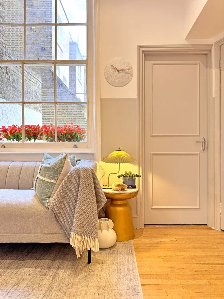 Flat Gloucester Street in City of Westminster