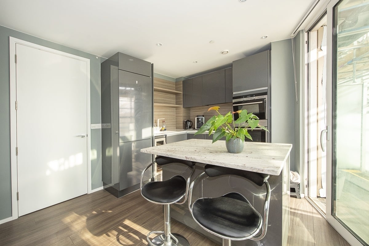Flat Buckhold Road in Greater London