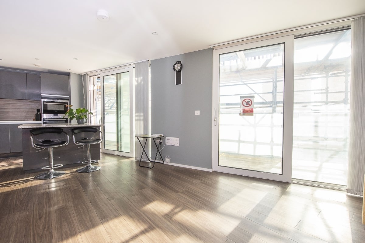 Flat Buckhold Road in Greater London