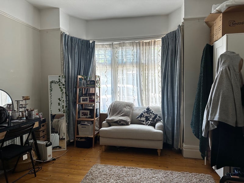 Room Crowborough Road in Greater London