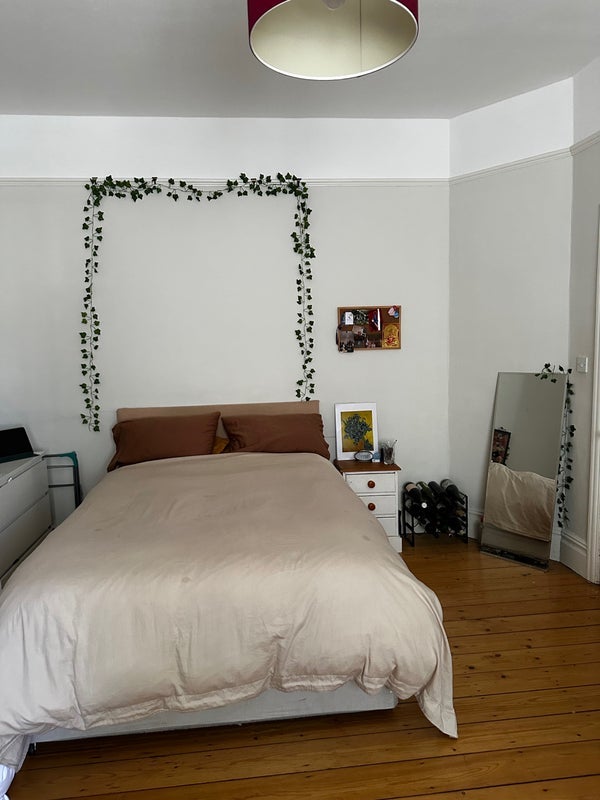 Room Crowborough Road in Greater London