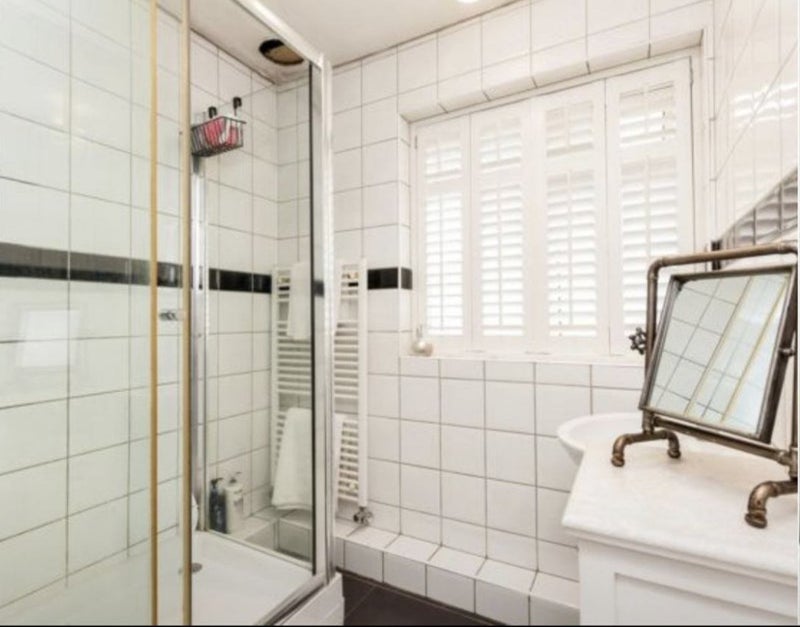 Room Farnborough Road in Nottingham