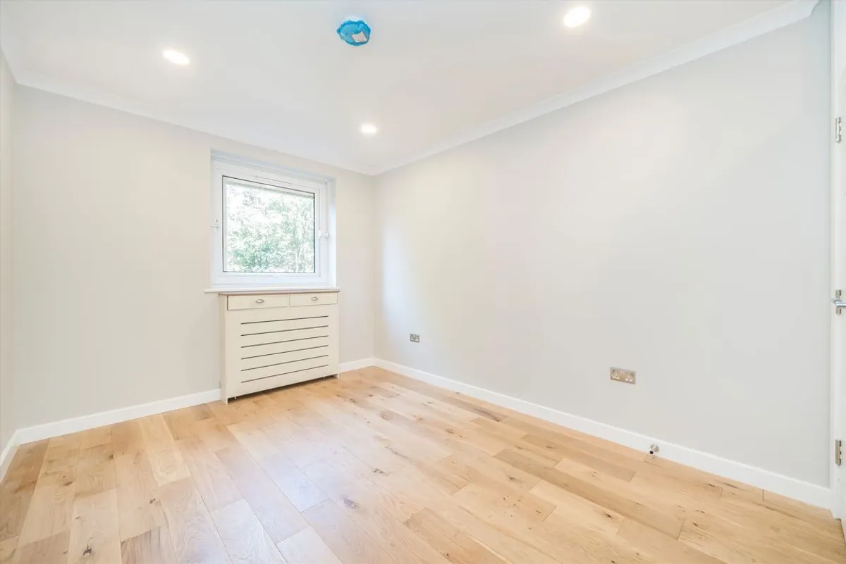Flat Hillcrest Road in Greater London