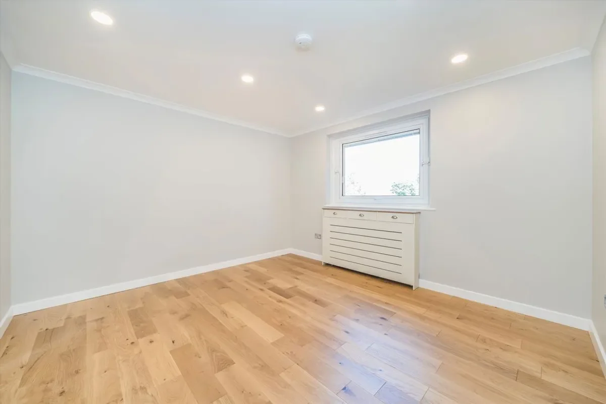 Flat Hillcrest Road in Greater London