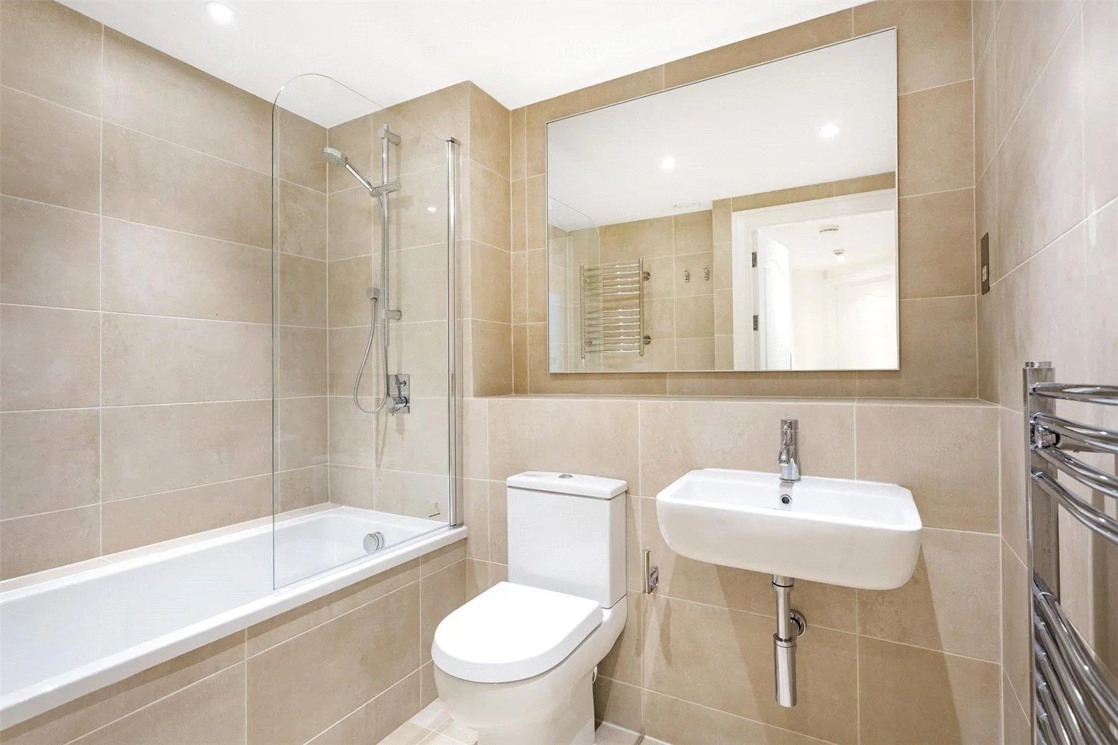 Flat Queenstown Road in Greater London