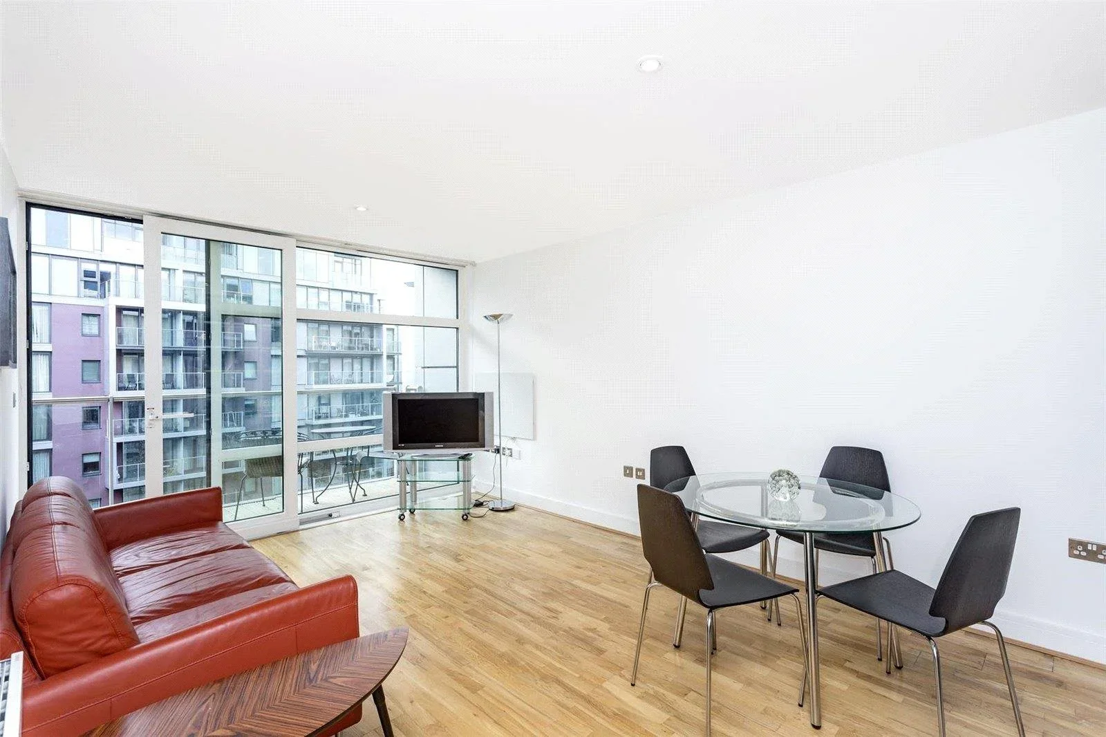 Flat Queenstown Road in Greater London
