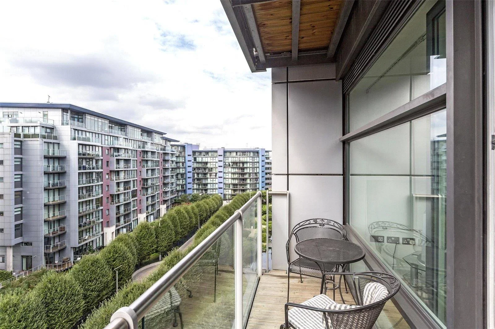 Flat Queenstown Road in Greater London