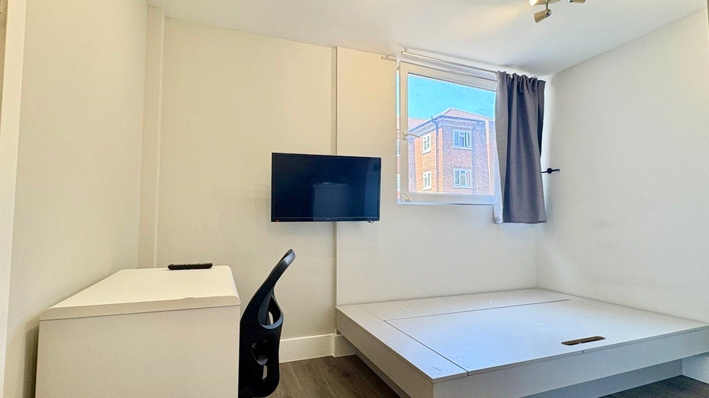 Flat Gunnersbury Lane in Greater London