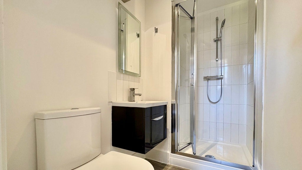 Flat Gunnersbury Lane in Greater London