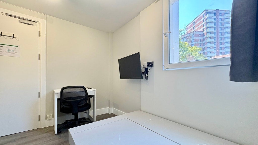 Flat Gunnersbury Lane in Greater London