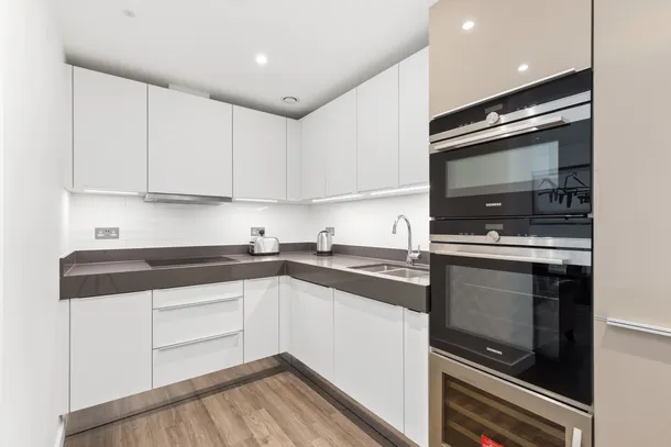 Flat Alie Street in Greater London