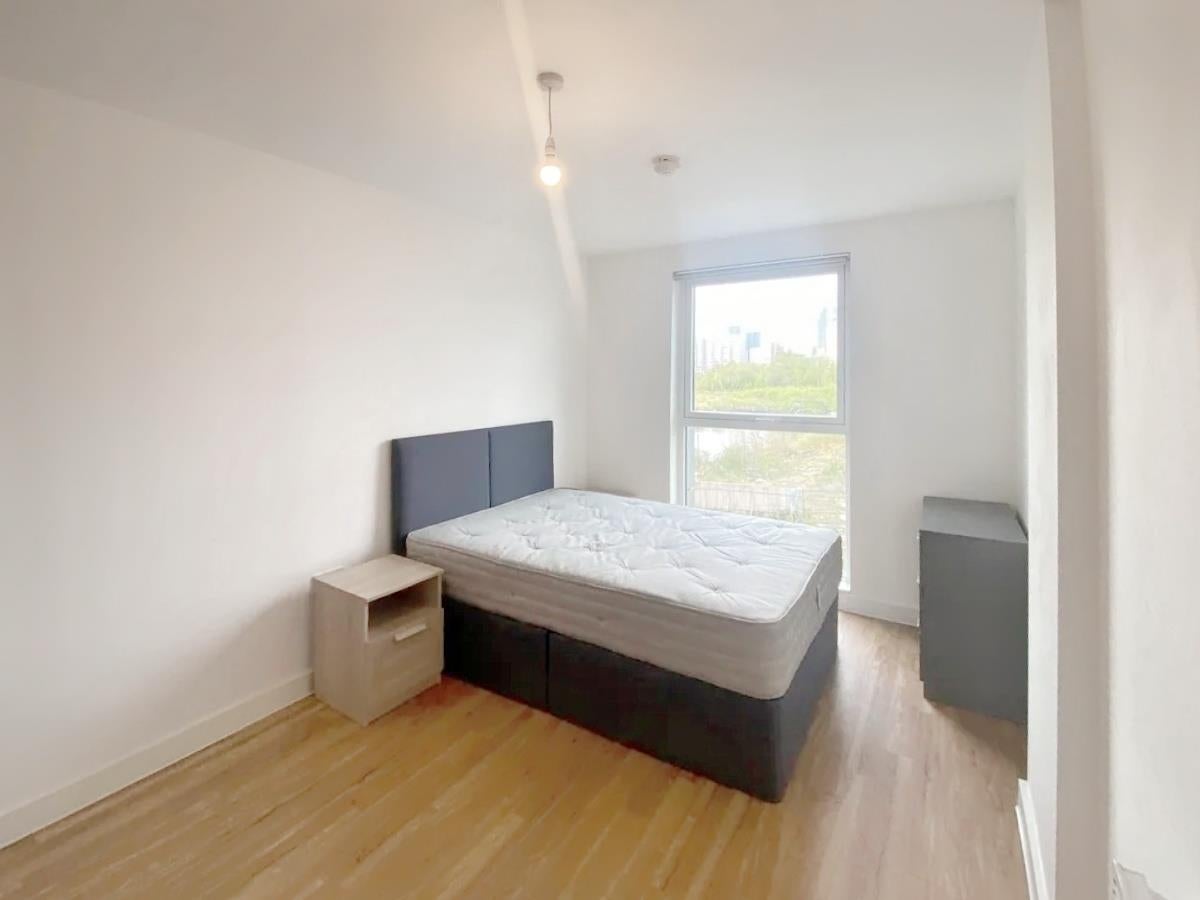Flat Pomona Strand in Trafford