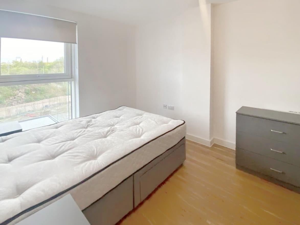 Flat Pomona Strand in Trafford