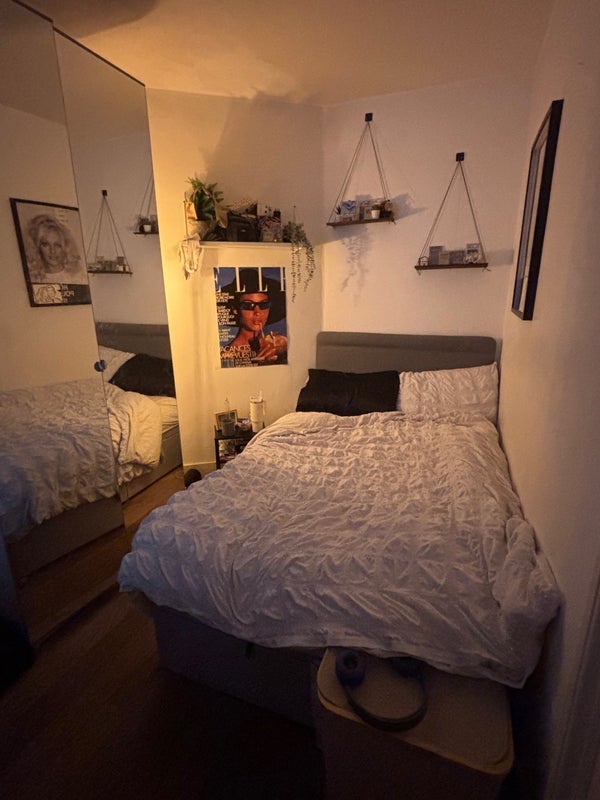 Room Greyhound Road in Greater London